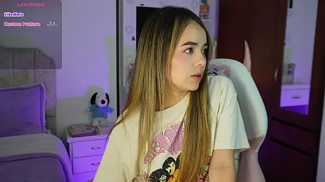 Snapshot of Hannah-Rose chatting on December 2, 1:22 am Hannah-Rose online show from December 2, 1:22 am