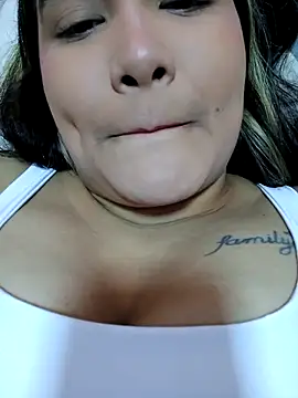 Snapshot of MiaLaurents chatting on January 7, 1:28 am MiaLaurents online show from January 7, 1:28 am