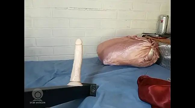 Snapshot of naughtyuki00 chatting on February 15, 9:59 pm naughtyuki00 online show from February 15, 9:59 pm