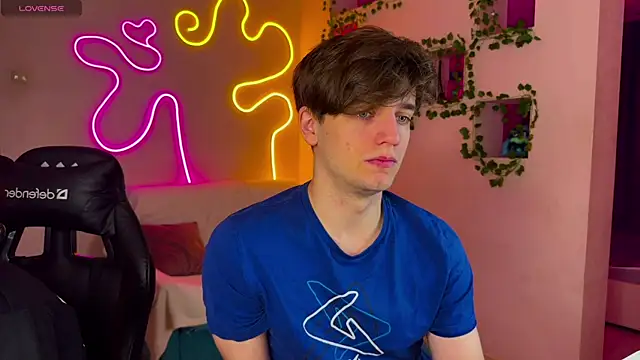 RobertAndLinela online show from February 23, 6:34 pm