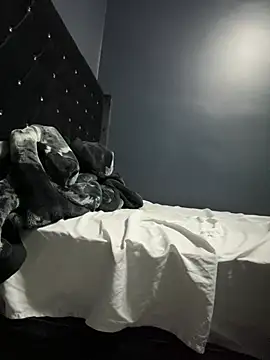 Snapshot of vic56565 chatting on January 11, 1:37 am vic56565 online show from January 11, 1:37 am