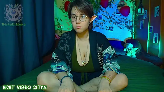 Snapshot of TrickyKitsune chatting on April 5, 3:09 pm TrickyKitsune online show from April 5, 3:09 pm