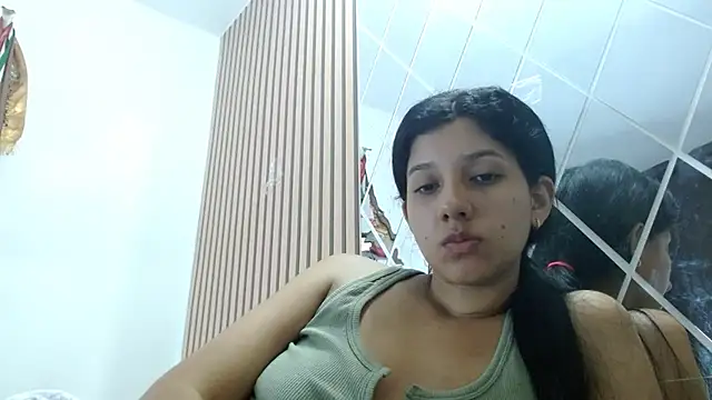 Snapshot of emmariders2 chatting on February 25, 5:52 am emmariders2 online show from February 25, 5:52 am