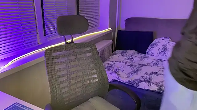 Snapshot of Leonnextdoor chatting on February 2, 4:38 pm Leonnextdoor online show from February 2, 4:38 pm