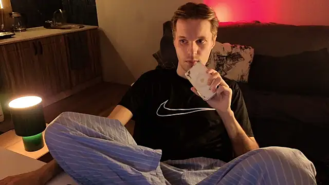 Snapshot of Leonnextdoor chatting on February 4, 7:09 pm Leonnextdoor online show from February 4, 7:09 pm