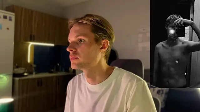 Snapshot of Leonnextdoor chatting on February 5, 7:18 pm Leonnextdoor online show from February 5, 7:18 pm