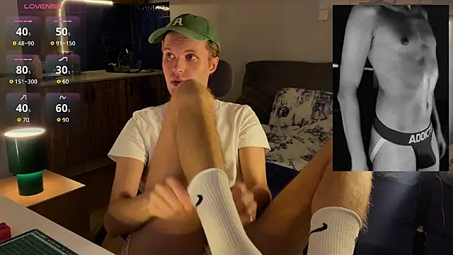 Snapshot of Leonnextdoor chatting on February 14, 9:22 pm Leonnextdoor online show from February 14, 9:22 pm