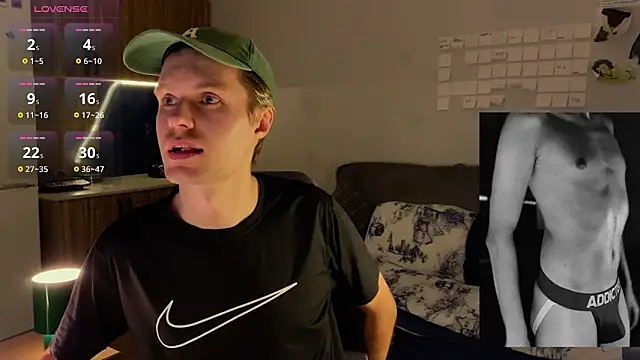 Snapshot of Leonnextdoor chatting on February 22, 4:27 pm Leonnextdoor online show from February 22, 4:27 pm