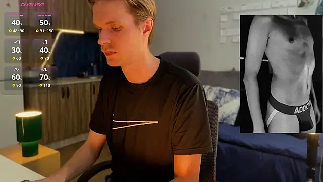 Snapshot of Leonnextdoor chatting on February 23, 4:32 am Leonnextdoor online show from February 23, 4:32 am