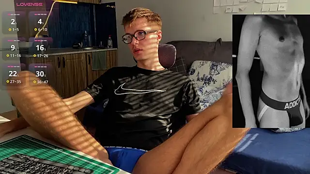 Snapshot of Leonnextdoor chatting on February 28, 7:53 am Leonnextdoor online show from February 28, 7:53 am