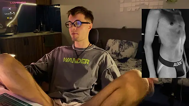 Snapshot of Leonnextdoor chatting on March 8, 2:21 pm Leonnextdoor online show from March 8, 2:21 pm