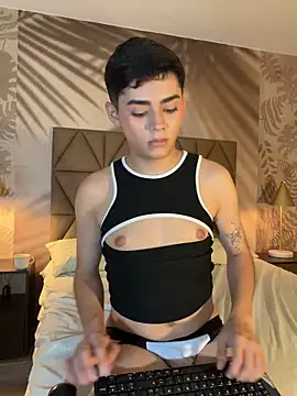 Snapshot of Maxi_little chatting on June 11, 12:32 am Maxi little online show from June 11, 12:32 am