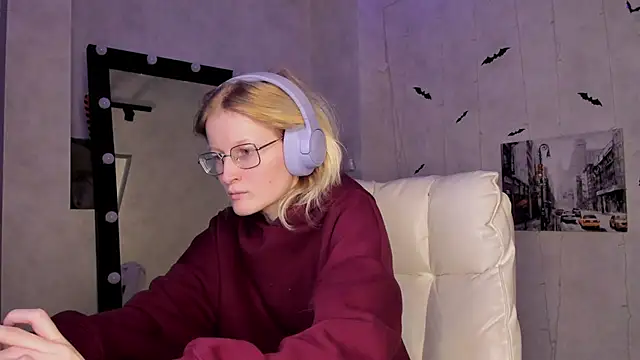 ElizabethHarpper online show from November 17, 1:11 am