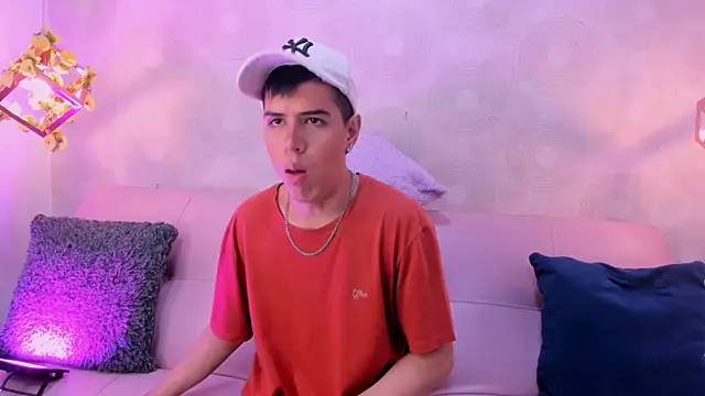 Snapshot of Angel_Khouri chatting on March 6, 4:41 am Angel Khouri online show from March 6, 4:41 am