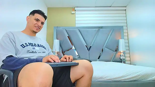 DAVID VICTORIAA online show from April 11, 1:04 pm