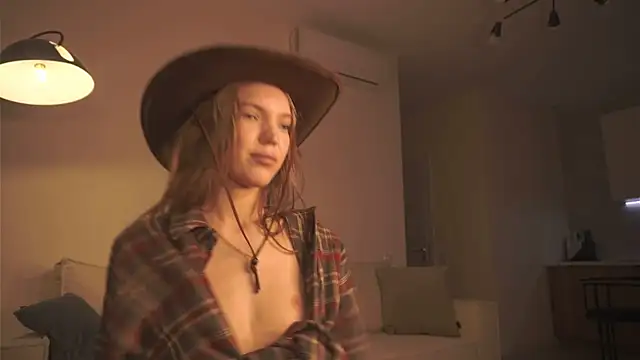 alittlestarrr online show from January 7, 2:10 am