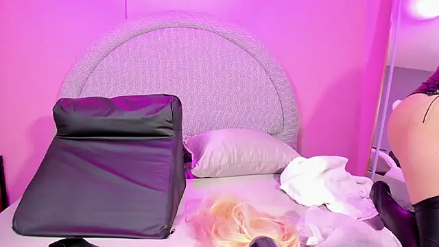 lee Powder online show from December 5, 11:30 am