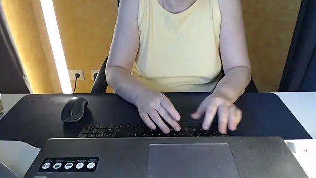 Snapshot of Sweet_Phoenix chatting on June 5, 7:14 am Sweet Phoenix online show from June 5, 7:14 am