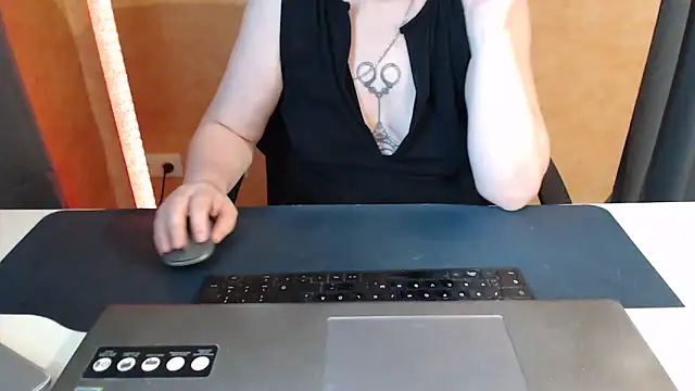 Snapshot of Sweet_Phoenix chatting on June 7, 8:29 am Sweet Phoenix online show from June 7, 8:29 am