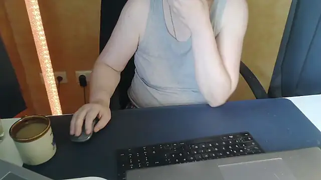 Snapshot of Sweet_Phoenix chatting on June 11, 8:34 am Sweet Phoenix online show from June 11, 8:34 am