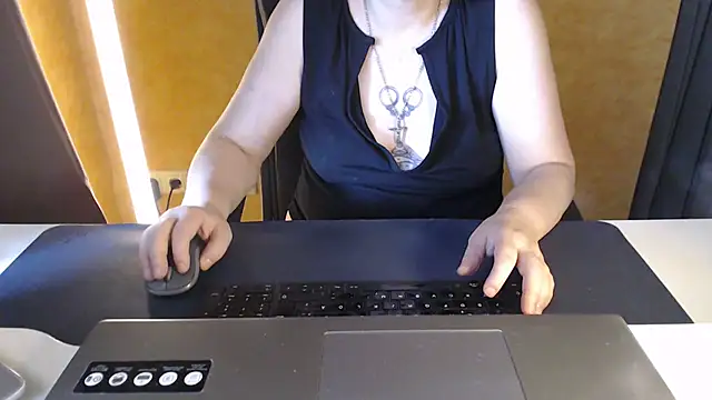 Snapshot of Sweet_Phoenix chatting on July 11, 7:33 am Sweet Phoenix online show from July 11, 7:33 am