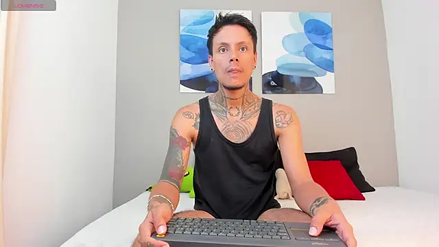 Snapshot of Emilio_Wolf chatting on January 23, 10:43 am Emilio Wolf online show from January 23, 10:43 am