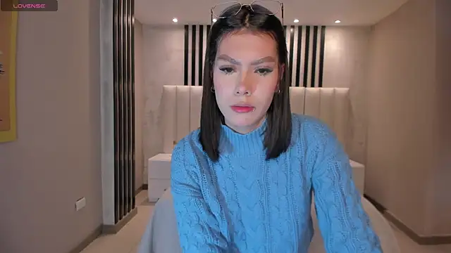 Snapshot of NiaSalvatore chatting on October 13, 11:10 am NiaSalvatore online show from October 13, 11:10 am