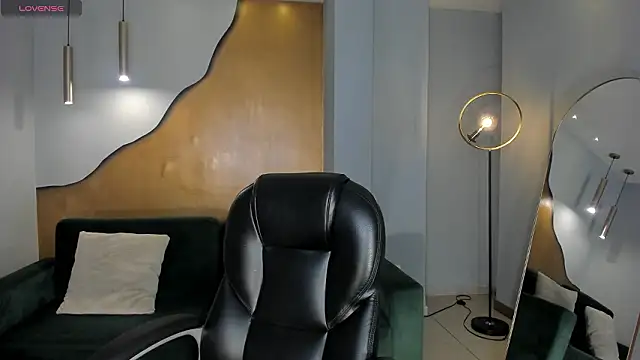 Snapshot of NiaSalvatore chatting on February 5, 3:22 am NiaSalvatore online show from February 5, 3:22 am