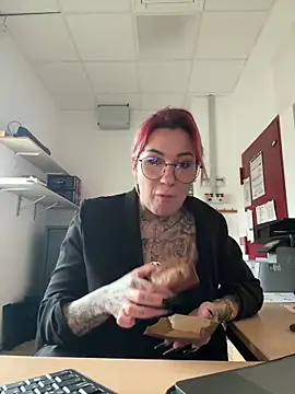 Snapshot of Mia-Fuchs chatting on February 12, 8:27 am Mia-Fuchs online show from February 12, 8:27 am