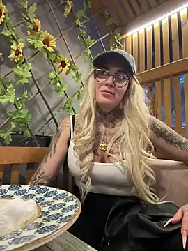 Snapshot of Mia-Fuchs chatting on March 16, 6:55 pm Mia-Fuchs online show from March 16, 6:55 pm