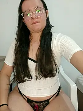 Snapshot of camillebr chatting on January 14, 12:27 am camillebr online show from January 14, 12:27 am