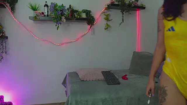 bri cullen online show from June 18, 1:39 am