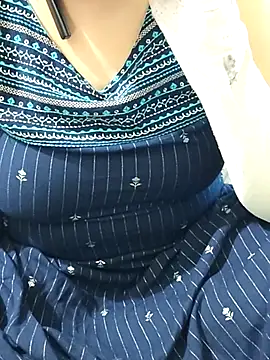 Snapshot of mallupriyapriya chatting on July 10, 8:29 am mallupriyapriya online show from July 10, 8:29 am