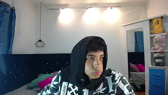 twinkmilk  online show from March 17, 12:46 pm