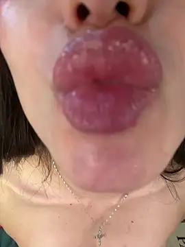 Snapshot of Maddy_Jones chatting on March 3, 4:14 pm Maddy Jones online show from March 3, 4:14 pm