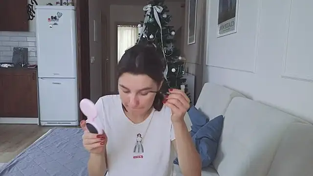 KristineEsme online show from December 17, 5:24 am