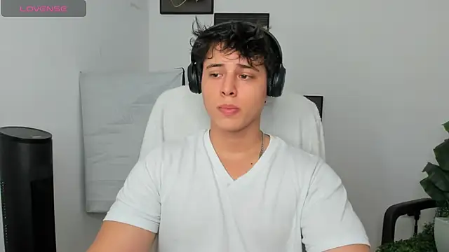 Snapshot of Thom_Ohtani chatting on March 7, 2:04 am Thom Ohtani online show from March 7, 2:04 am