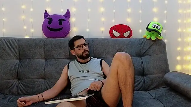 Snapshot of ErickBrant chatting on March 7, 12:26 am ErickBrant online show from March 7, 12:26 am