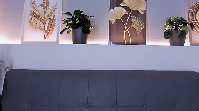 sara  jones gh online show from February 25, 6:17 pm