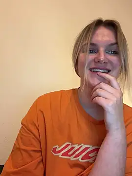 Snapshot of shiny_bunnyyy chatting on January 5, 9:03 pm shiny bunnyyy online show from January 5, 9:03 pm