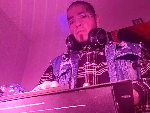 Snapshot of justthetip4209 chatting on October 4, 6:11 am justthetip4209 online show from October 4, 6:11 am