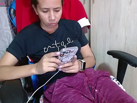 Danielagomez33 online show from May 28, 11:46 pm