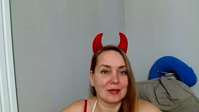 Lolawhite8 online show from March 18, 8:15 pm