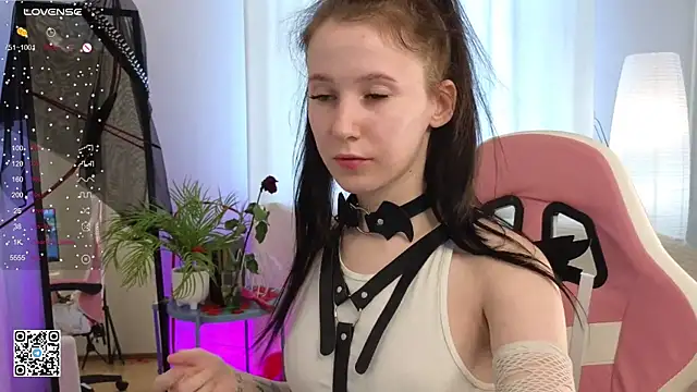 Snapshot of mon_lola chatting on February 16, 9:04 am mon lola online show from February 16, 9:04 am