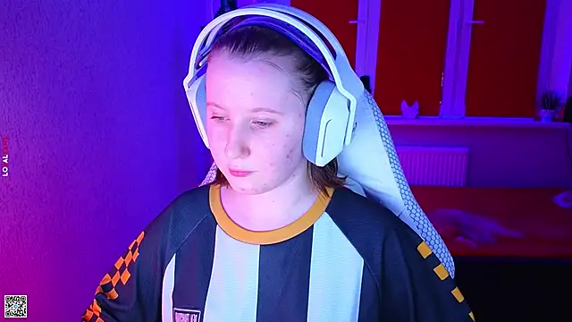 Snapshot of mon_lola chatting on November 7, 3:01 pm mon lola online show from November 7, 3:01 pm