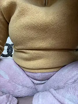 Snapshot of Red-Magic-25 chatting on January 12, 6:40 am Red-Magic-25 online show from January 12, 6:40 am