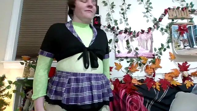 Snapshot of AverageRose chatting on February 6, 7:23 am AverageRose online show from February 6, 7:23 am