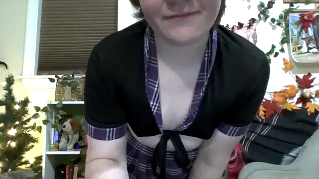 Snapshot of AverageRose chatting on February 13, 10:44 am AverageRose online show from February 13, 10:44 am