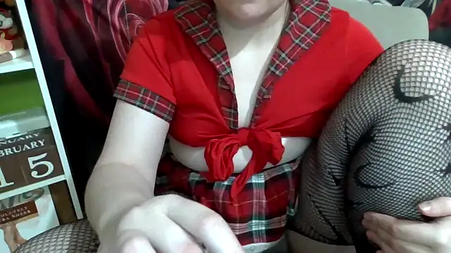 Snapshot of AverageRose chatting on February 16, 7:59 am AverageRose online show from February 16, 7:59 am