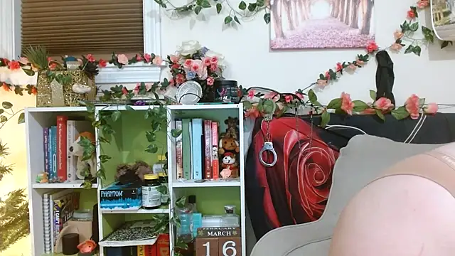 AverageRose online show from March 16, 9:30 pm